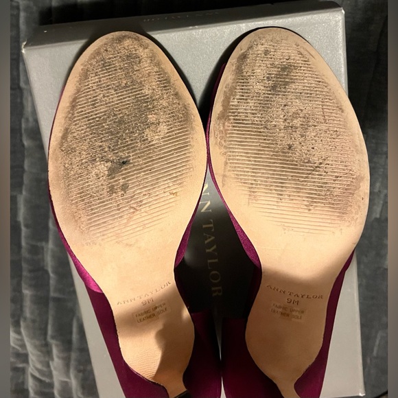 Ann Taylor Sophia Dorsey Satin Heels w/ Stones Sz: 9M (Matching Purse included) - Picture 8 of 8